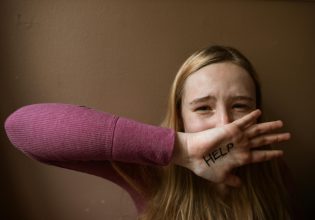 Λονδίνο: Μητέρα εξέδιδε την 15χρονη κόρη της σε παιδόφιλο – Καταδικάστηκε σε φυλάκιση πέντε ετών