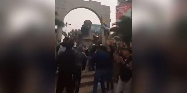 Συρία: Μπήκαν στη Χομς και περικυκλώνουν τη Δαμασκό οι τζιχαντιστές – Γκρεμίζουν αγάλματα του πατέρα Άσαντ