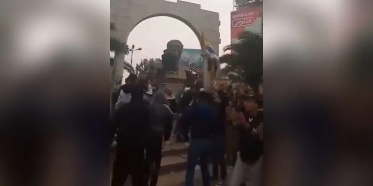 Συρία: Μπήκαν στη Χομς και περικυκλώνουν τη Δαμασκό οι τζιχαντιστές – Γκρεμίζουν αγάλματα του πατέρα Άσαντ