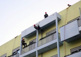 Πυροσβέστες έφεραν δώρα και χαρά από… αέρος στα παιδιά της ογκολογικής μονάδας παίδων