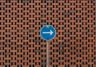 WSJ: Σε αμφισβήτηση η κυριαρχία των προοδευτικών δυνάμεων από συντηρητικούς και λαϊκιστές δεξιούς