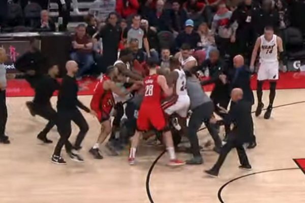 Χάος στο Χιούστον: Μπουνιές και έξι αποβολές στο ματς των Χιτ με τους Ρόκετς (vid)