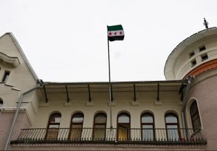 Συρία: Η σημαία της αντιπολίτευσης υψώθηκε στην πρεσβεία της Μόσχας