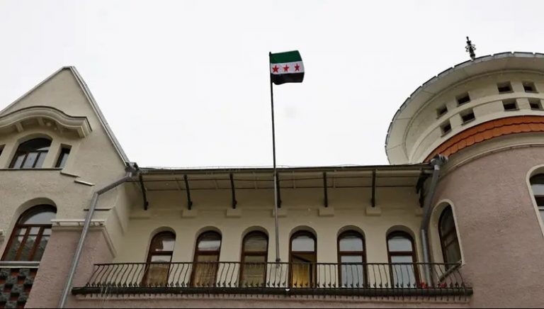 Συρία: Η σημαία της αντιπολίτευσης υψώθηκε στην πρεσβεία της Μόσχας