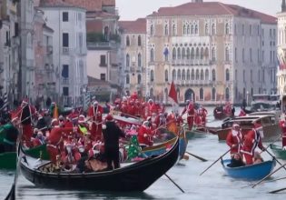 Ο Άγιος Βασίλης ήρθε με… γόνδολα στη Βενετία