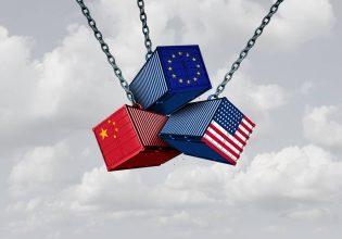 Σε κατώφλι παγκόσμιου εμπορικού πολέμου η λαβωμένη ΕΕ – Αιμορραγεί εν όψει σινοαμερικανικής σύγκρουσης