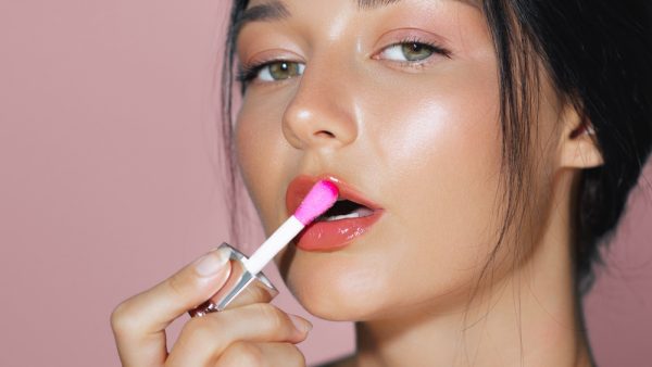 Τα lip oils για ζουμερά και ενυδατωμένα χείλη