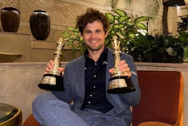 Μάγκνους Κάρλσεν: Ο παγκόσμιος πρωταθλητής σκακιού εγκατέλειψε τουρνουά λόγω ενός παντελονιού