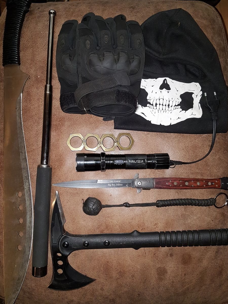 Τα όπλα που βρέθηκαν στο σπίτι του 55χρονου νεοναζί στη Σκωτία. 