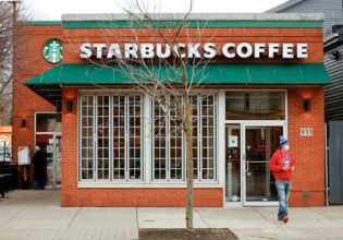 Απεργούν 5.000 εργαζόμενοι των Starbucks – «Το 98% των καταστημάτων έμειναν ανοιχτά», απαντά η εταιρεία