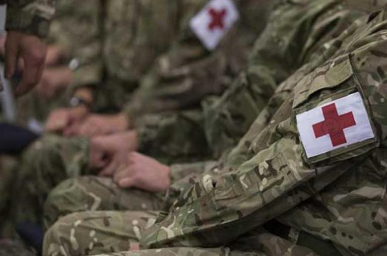 Το πετσόκομμα των στρατιωτικών και το μονόδρομο φλερτ των Αριστερών