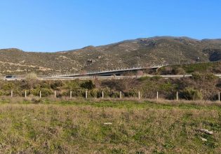 Τέμπη: Ξήλωσαν τα «58 καρφιά», το συμβολικό έργο στη μνήμη των θυμάτων