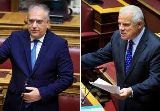 Νέα επίθεση στην κυβέρνηση εκ των έσω για την ακρίβεια: Κόντρα Βλάχου – Θεοδωρικάκου στη Βουλή