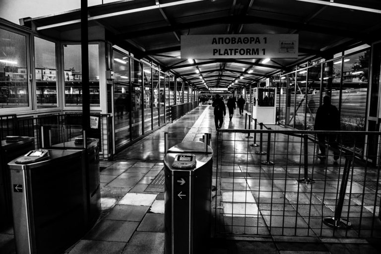 Σιδηρόδρομος: Η χώρα που έβλεπε… τα άλλα τρένα να περνούν