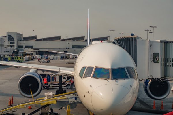 Αεροπλάνο: Επιβάτης απομακρύνθηκε από πτήση γιατί δεν είχε εισιτήριο – Τον τσάκωσαν πριν την απογείωση