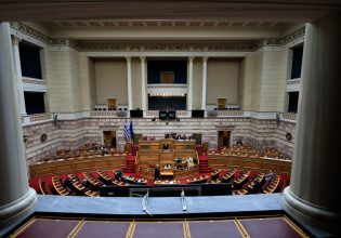 Ζωντανά από τη Βουλή: Η συζήτηση για τον κατώτατο μισθό – Ξεκίνησε η ονομαστική ψηφοφορία