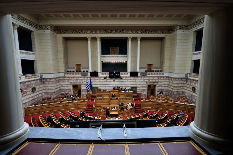 Ζωντανά από τη Βουλή: Η συζήτηση για τον κατώτατο μισθό – Ξεκίνησε η ονομαστική ψηφοφορία