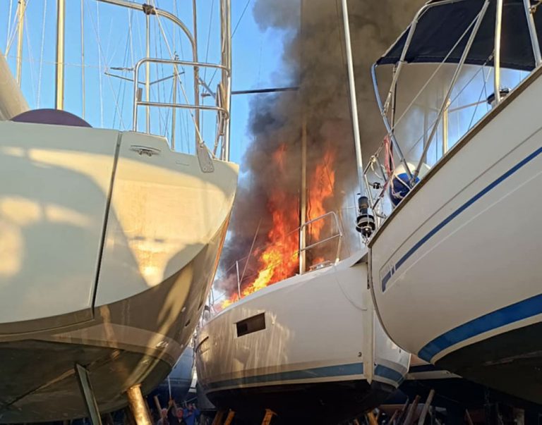Καβάλα: Φωτιά σε σκάφη στο λιμάνι της Νέας Περάμου – Βίντεο