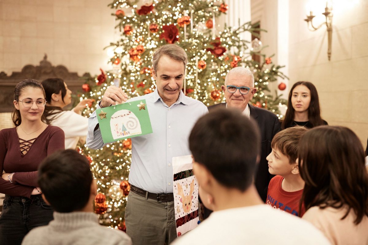 Μητσοτάκης: Αντάλλαξε ευχές και δώρα με παιδιά από το Σκαγιοπούλειο ίδρυμα