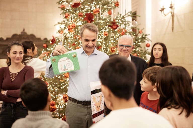 Μητσοτάκης: Αντάλλαξε ευχές και δώρα με παιδιά από το Σκαγιοπούλειο ίδρυμα