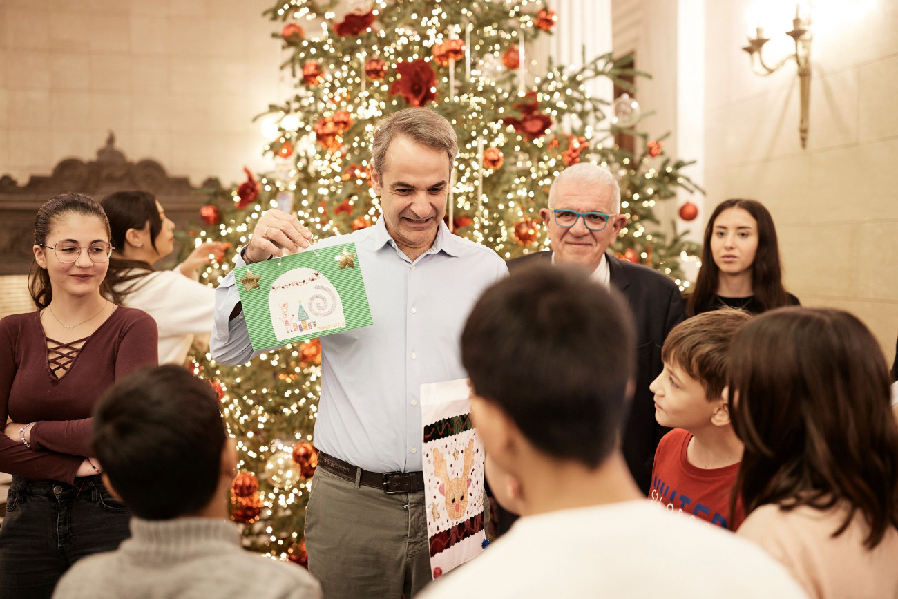 Μητσοτάκης: Αντάλλαξε ευχές και δώρα με παιδιά από το Σκαγιοπούλειο ίδρυμα