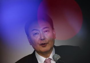 Νότια Κορέα: Οι αρχές επιδιώκουν τη σύλληψη του Γιουν για εξέγερση