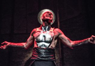 Ο Γιάννης Παπαδόπουλος παίζει τρεις διαφορετικούς ρόλους στην παράσταση «Αιαυτός»