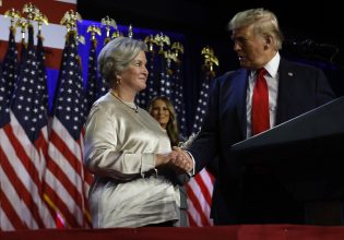 Η προσωπάρχης του Τραμπ πατάει πόδι – Έξω από τον Λευκό Οίκο το Γραφείο του Μασκ