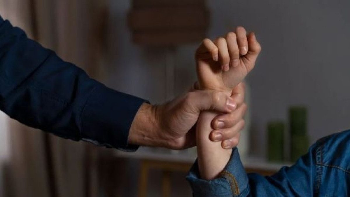 Θεσσαλονίκη: Πέταξε καρέκλα στη γυναίκα και τον 4χρονο γιο του