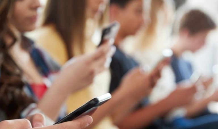 Σχολεία: Τις 16.000 έφτασαν οι αποβολές για τα κινητά – Τι σκέφτεται το υπουργείο Παιδείας