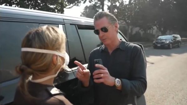 Ο κυβερνήτης της Καλιφόρνιας προσπαθεί να αποφύγει πυρόπληκτη του Λος Άντζελες