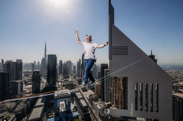 Ο Jaan Roose περπάτησε ανάμεσα σε ουρανοξύστες του Ντουμπάι σε ύψος 224 μέτρων