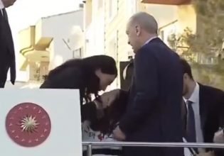 Ο Ρετζέπ Ταγίπ Ερντογάν έδωσε… χαρτζιλίκι σε βουλευτή του κόμματός του μόλις εκείνη του φίλησε το χέρι