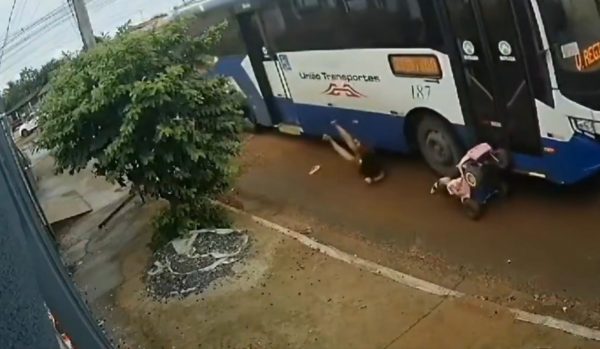Η τρομακτική στιγμή που λεωφορείο στη Βραζιλία παρασέρνει μητέρα μαζί με τη δίχρονη κόρη της