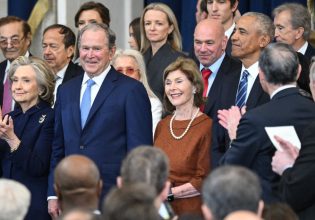 Τι ψιθύρισε ο Μπαράκ Ομπάμα στον Τζορτζ Μπους στην ορκωμοσία του Ντόναλντ Τραμπ;