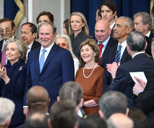 Τι ψιθύρισε ο Μπαράκ Ομπάμα στον Τζορτζ Μπους στην ορκωμοσία του Ντόναλντ Τραμπ;
