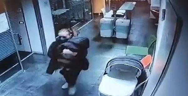 Η σοκαριστική στιγμή που γυναίκα αρπάζει νεογέννητο από μαιευτήριο στην Ιταλία