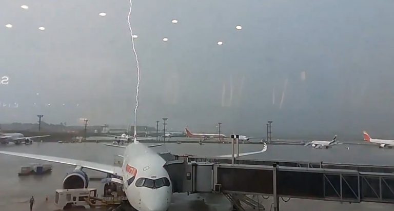 Η στιγμή που κεραυνός χτυπά αεροπλάνο στο αεροδρόμιο της Βραζιλίας