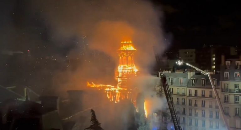 Μεγάλη φωτιά σε δημαρχείο του Παρισιού