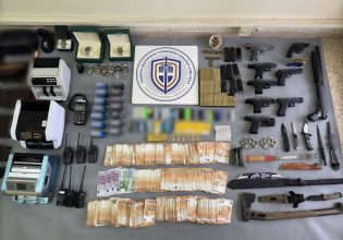 Κύκλωμα προστασίας οίκων ανοχής: Βρέθηκαν όπλα, σφαίρες, μαχαίρια και χιλιάδες ευρώ – Βίντεο