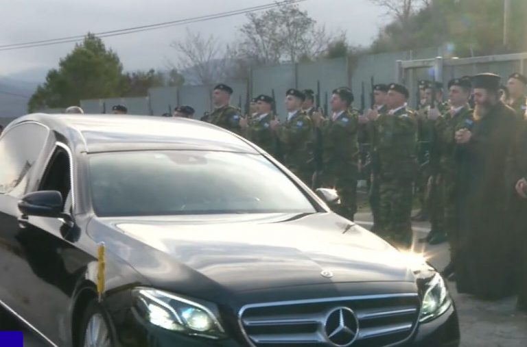 Αρχιεπίσκοπος Αναστάσιος: Με ροδοπέταλα ραίνουν την πομπή – Τα μέρη που ταξιδεύει τελευταία φορά