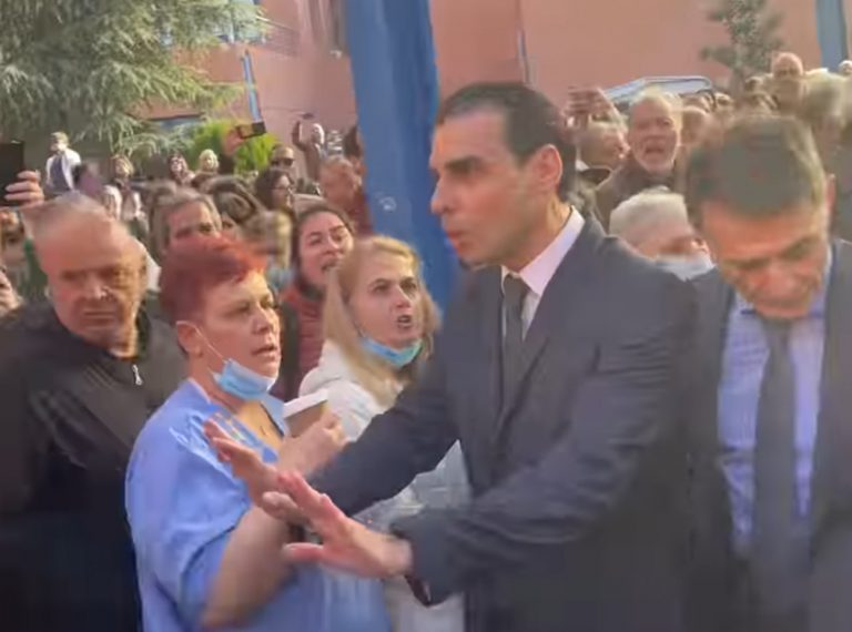 «Αττικόν»: «Μιζέρια είναι τα ράντζα στις εφημερίες…» – «Θερμή» υποδοχή του Θεμιστοκλέους στο νοσοκομείο