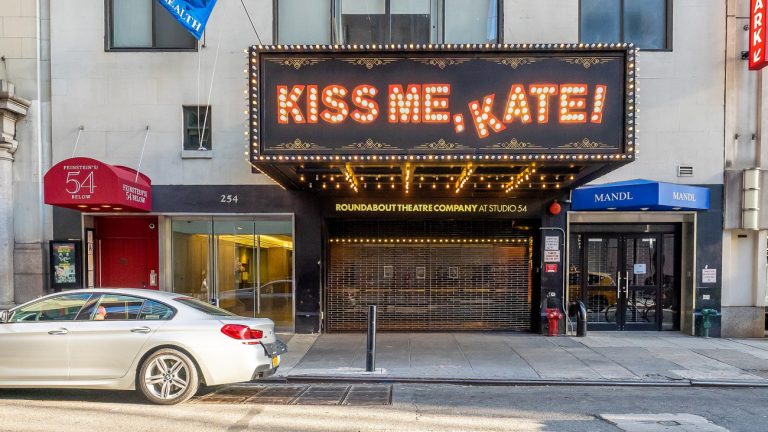 «Δεν τον είδαμε ποτέ να χορεύει ή να πίνει»: Τι έκανε ο Ντόναλντ Τραμπ στο Studio 54;