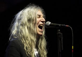 Πάτι Σμιθ: Ανησυχία για την υγεία της μετά από κατάρρευση στη σκηνή