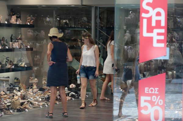 Εκπτώσεις: Ανοιχτά τα μαγαζιά αύριο Κυριακή – Τι ισχύει για τα σούπερ μάρκετ