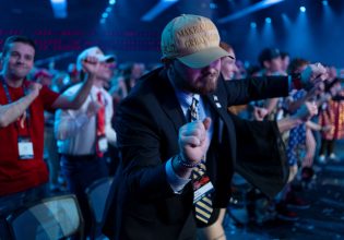 Από τη μη ανάμειξη στην πλήρη και υπερήφανη: Οι «κωλοτούμπες» των Village People και ο Ντόναλντ Τραμπ