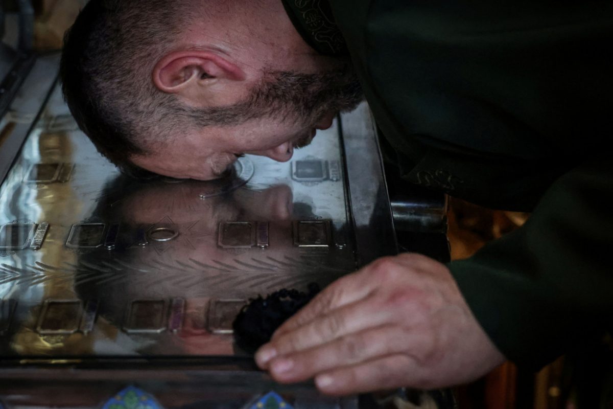 O στρατιωτικός ιερέας Άντρι Κόπτσακ, 43 ετών. προσεύχεται στην Σκήτη Του Προφήτου Ηλίου (Reuters /Alexandros Avramidis)