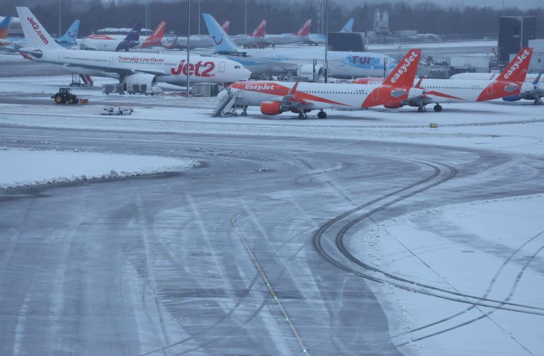 Κακοκαιρία: Κομφούζιο στα αεροδρόμια Γερμανίας, Βρετανίας και Ολλανδίας από τις χιονοπτώσεις