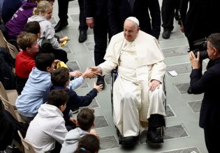 Πάπας Φραγκίσκος: Είμαι καλά – Δεν σχεδιάζω να παραιτηθώ