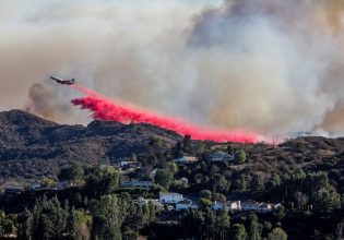 Λoς Άντζελες: Τι είναι η ροζ σκόνη που ρίχνουν τα πυροσβεστικά αεροπλάνα – Είναι επιβλαβής για το περιβάλλον;